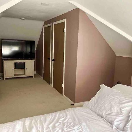 Elevated Entertainment Sleep Suite Cleveland Ngoại thất bức ảnh