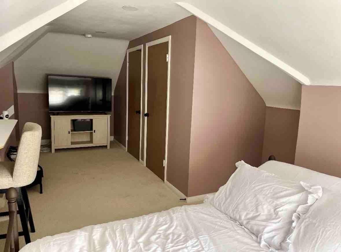 Elevated Entertainment Sleep Suite Cleveland Ngoại thất bức ảnh