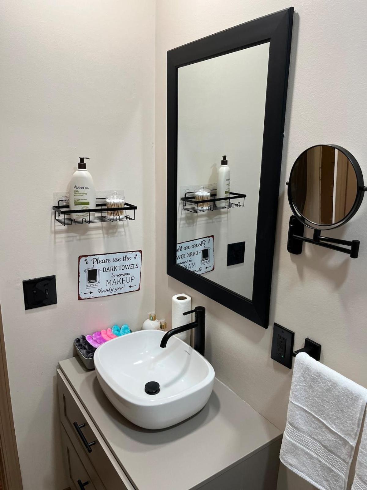 Elevated Entertainment Sleep Suite Cleveland Ngoại thất bức ảnh